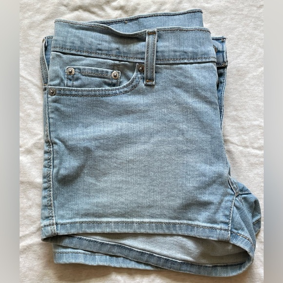 Levi’s Lightwash Jean Shorts - Only Worn a Few Times - Picture 4 of 6